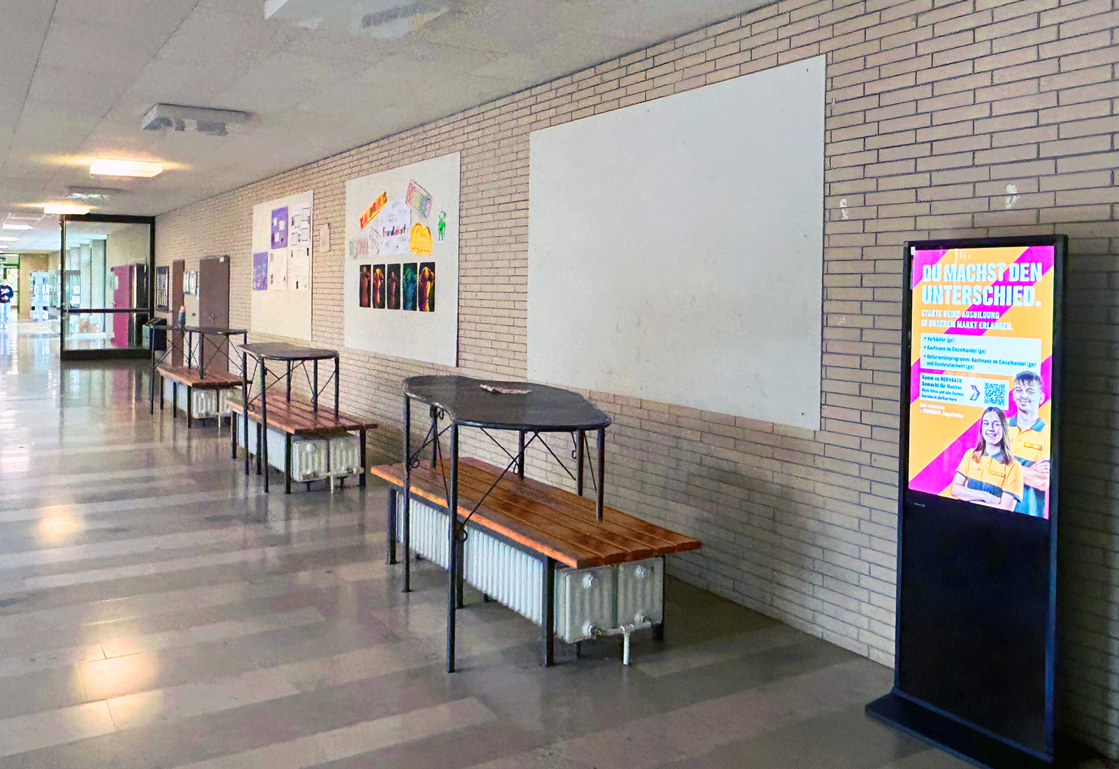 Use of the digital advertising display DKST-LED43 with touchscreen from TOPREGAL