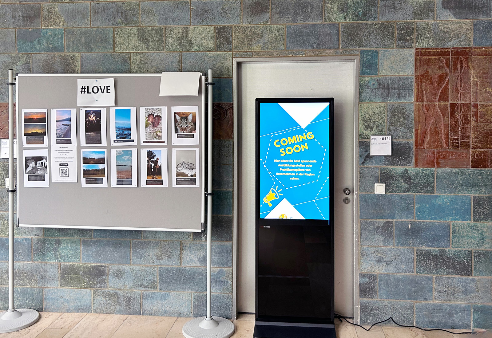 Use of the digital advertising display DKST-LED43 with touchscreen from TOPREGAL