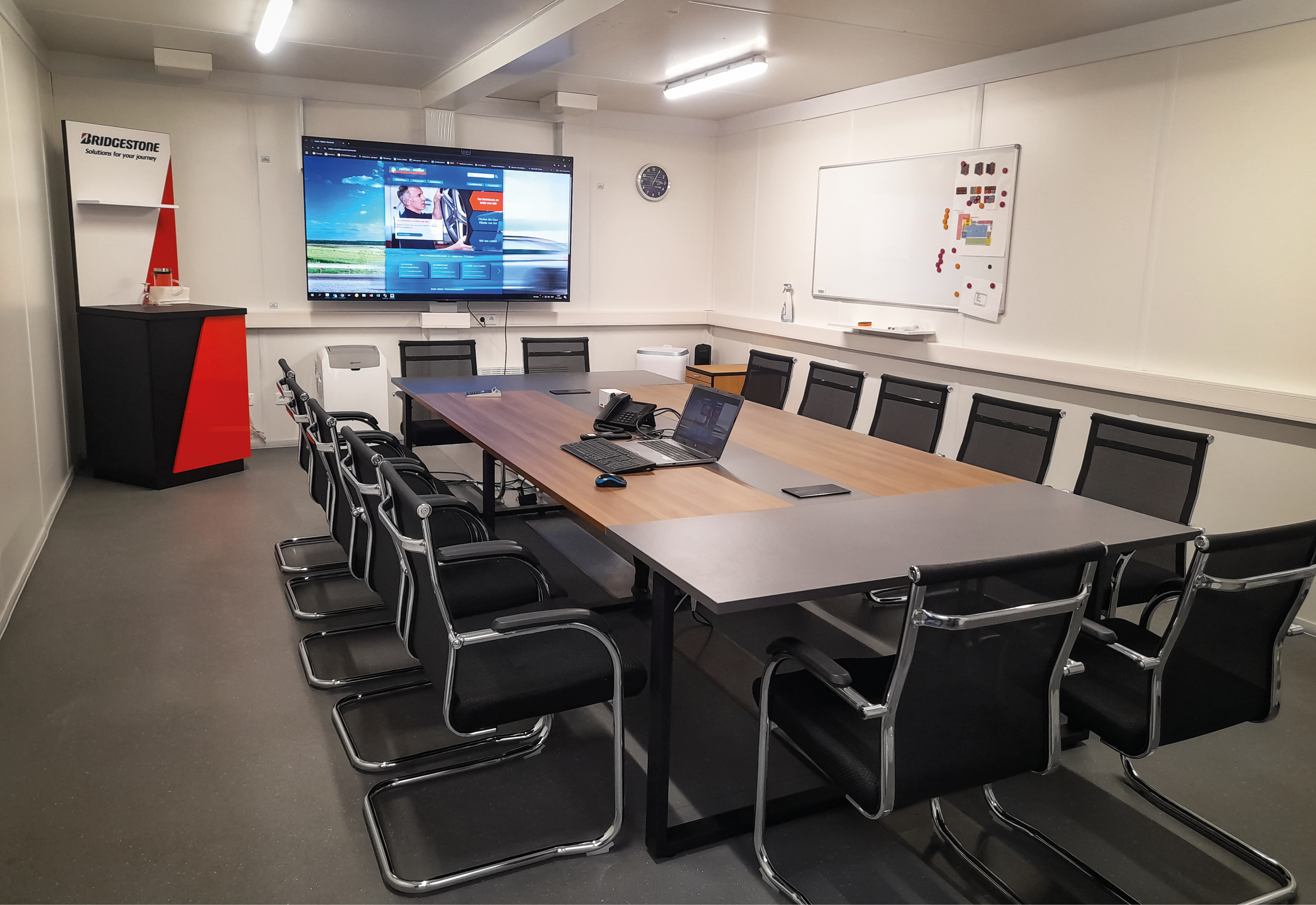 Use of the ANJA280 conference table